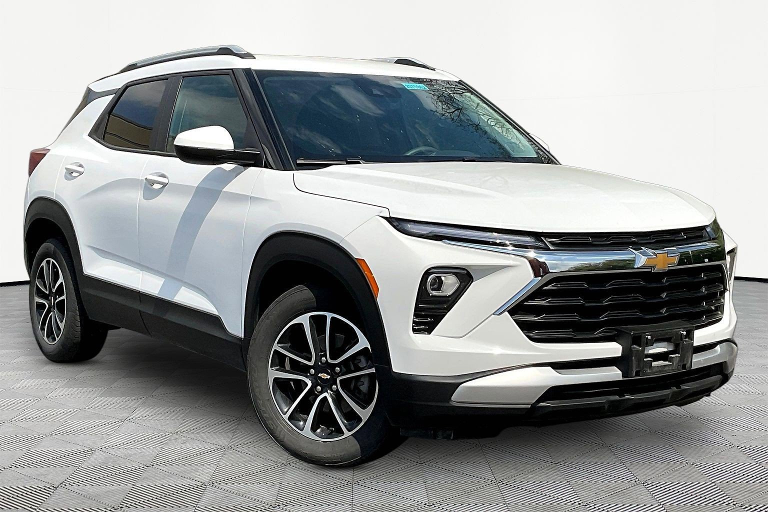 Used 2025 Chevrolet TrailBlazer LT FWD image 3