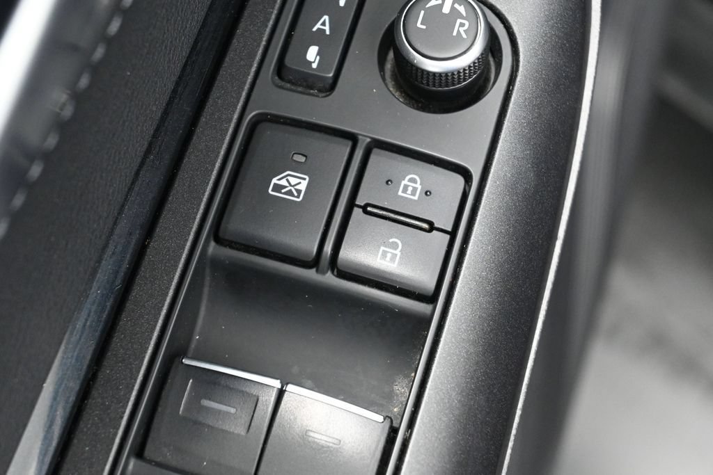 Certified 2021 Toyota Venza LE w/ Carpet Mat Package (TMS) AWD/4WD image 13