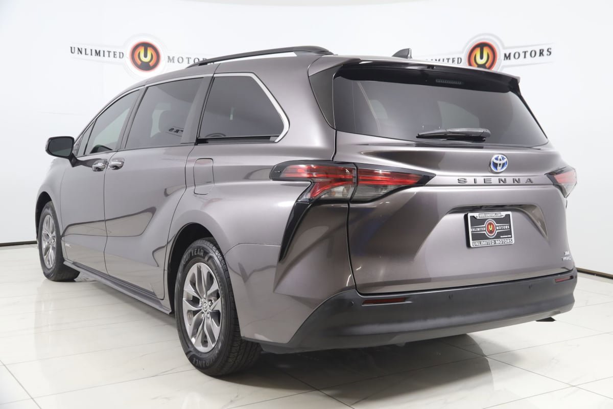Used 2021 Toyota Sienna XLE FWD image 4