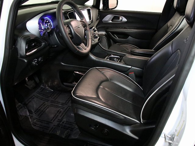 Used 2025 Chrysler Pacifica Limited image 12