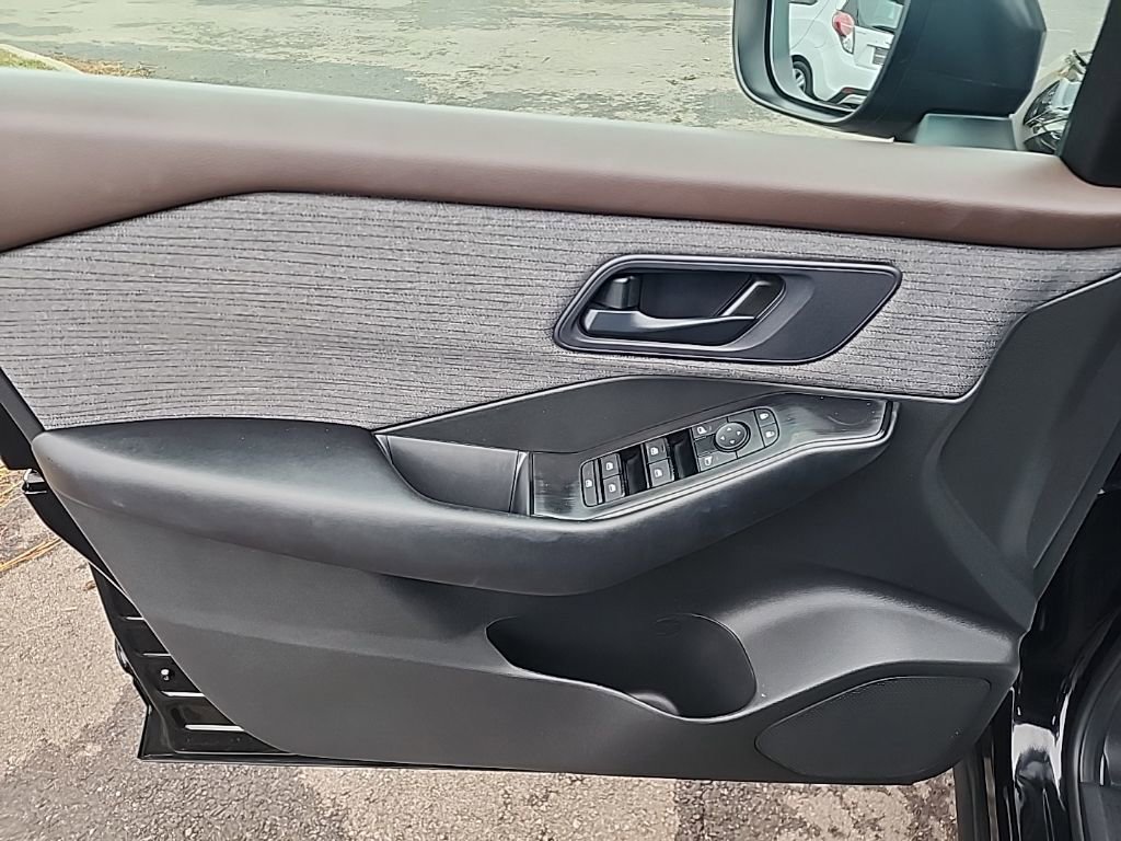 Used 2023 Nissan Rogue S image 14