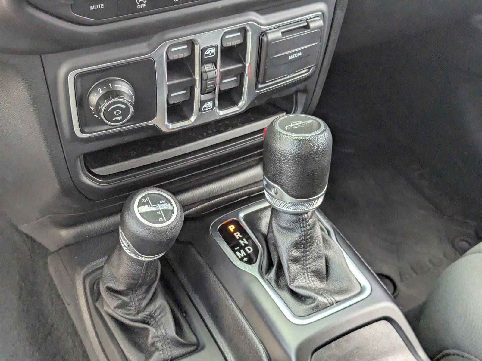 Used 2021 Jeep Gladiator Sport image 30