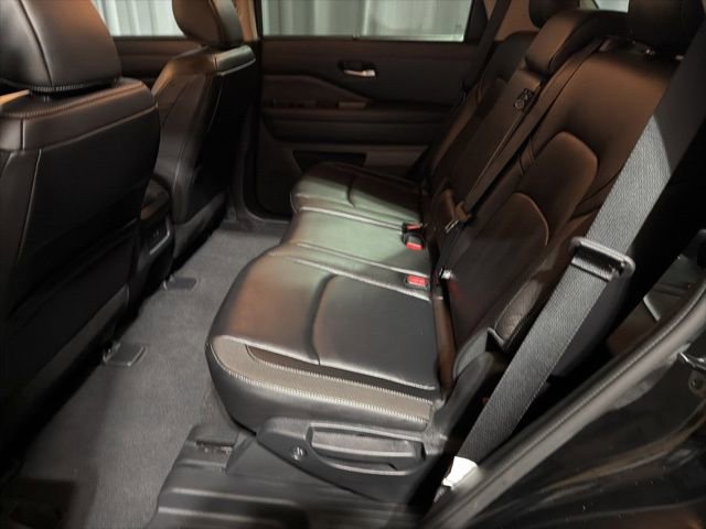 Used 2025 Nissan Pathfinder SL AWD/4WD image 14