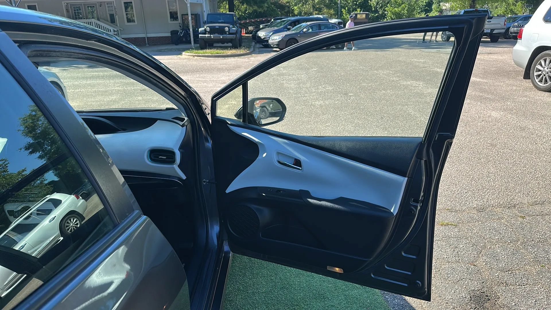 Used 2017 Toyota Prius Four w/ Advanced Technology Package FWD image 24