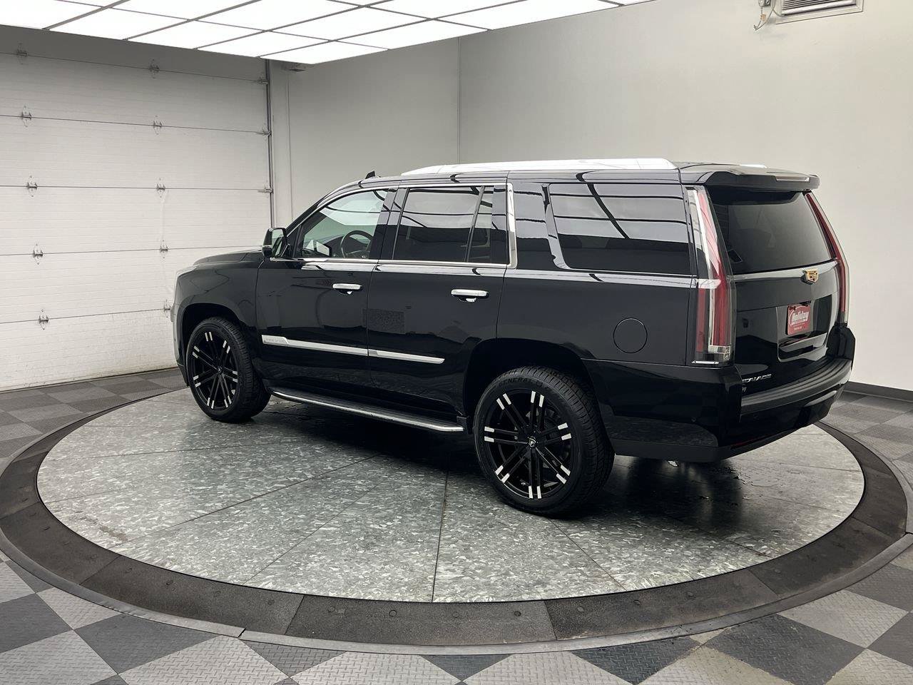 Used 2019 Cadillac Escalade Luxury AWD/4WD image 2