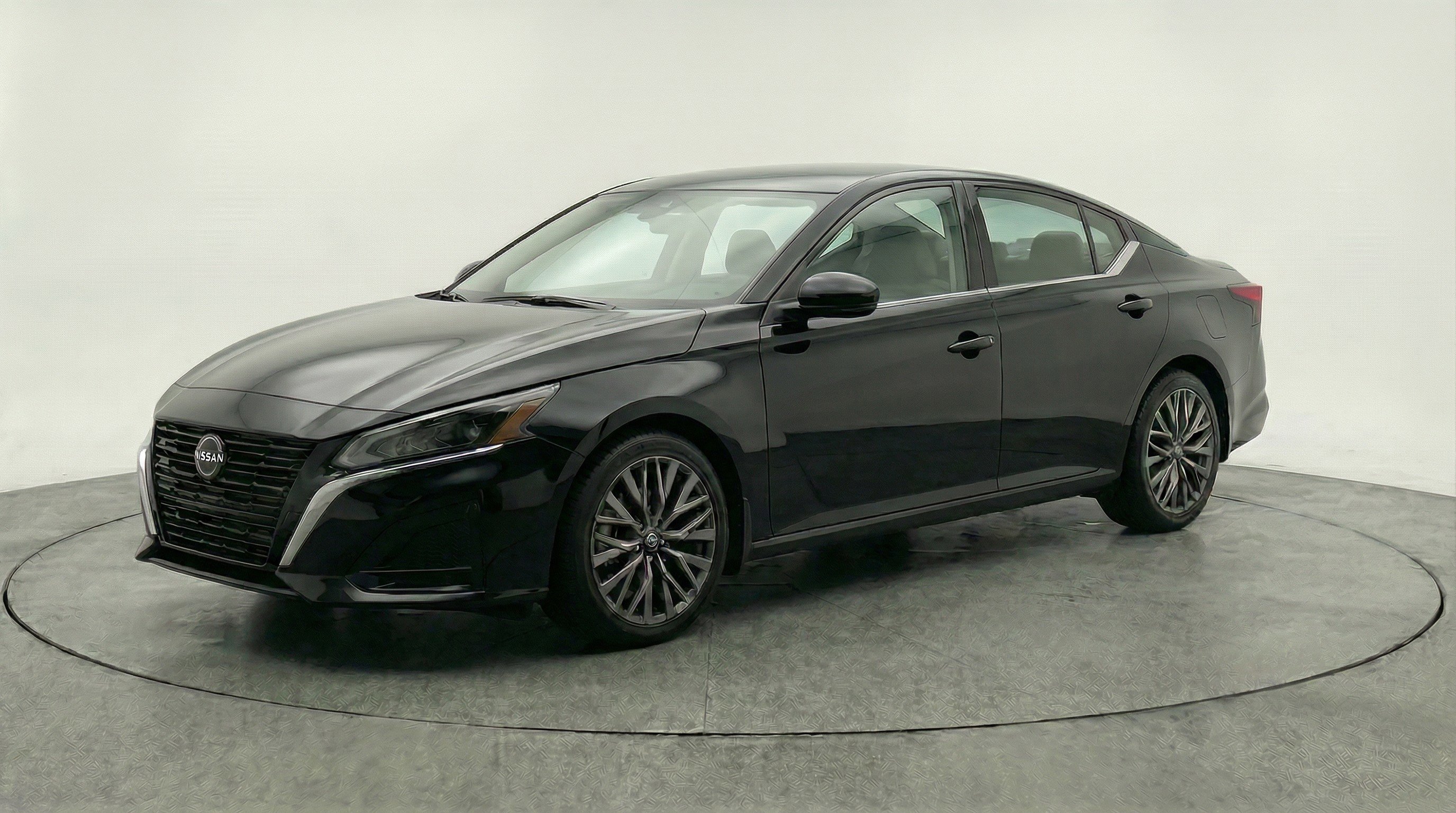 Used 2025 Nissan Altima 2.5 SV FWD image 3