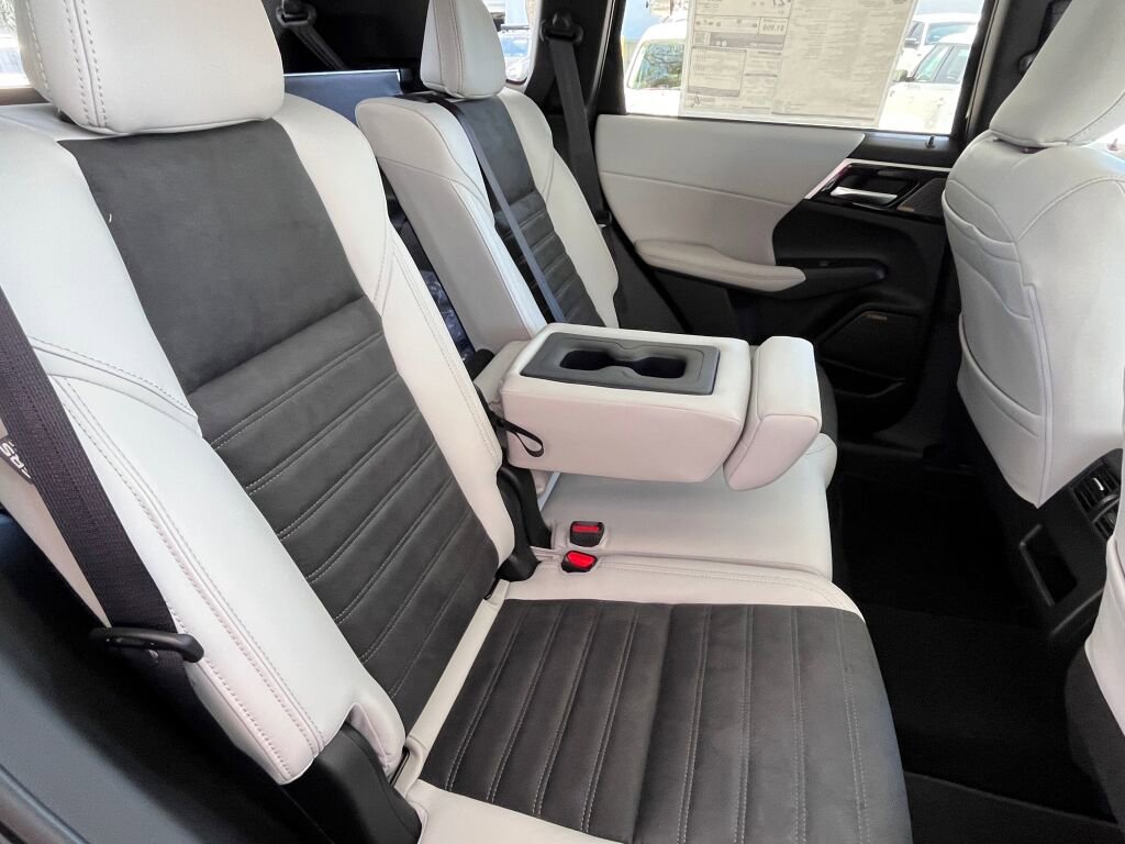 New 2025 Mitsubishi Outlander SE image 28