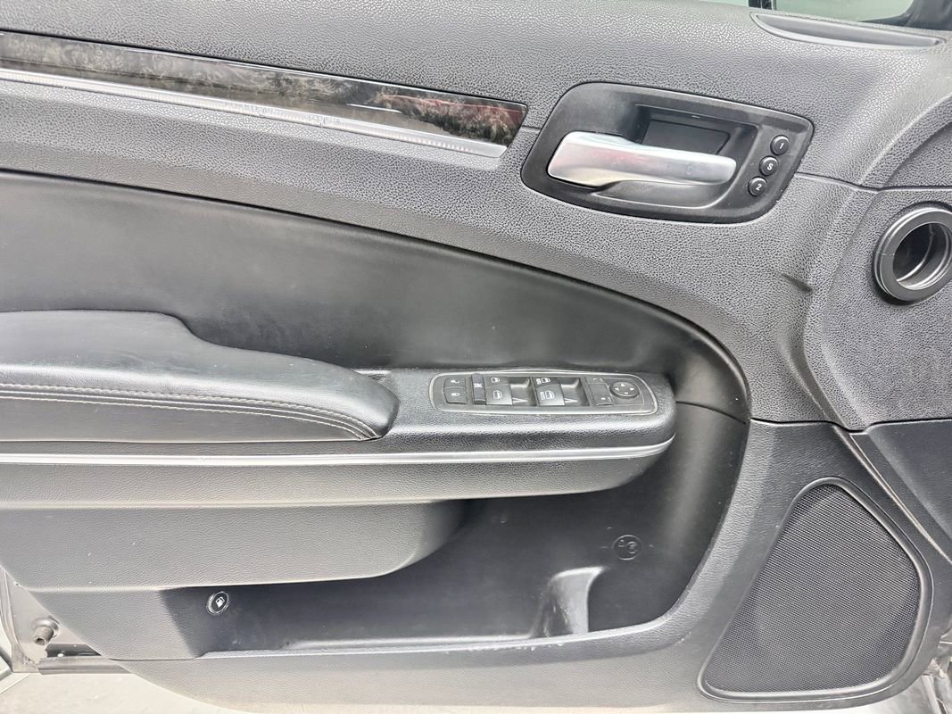 Used 2016 Chrysler 300 C image 15