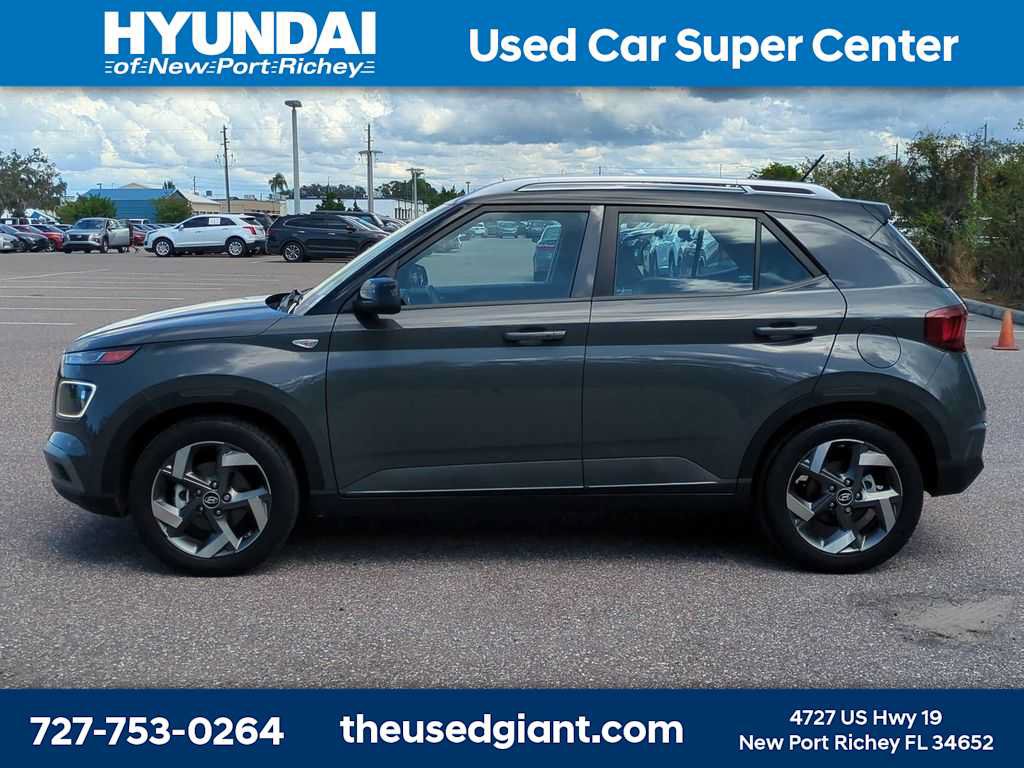 Used 2024 Hyundai Venue Limited FWD image 2