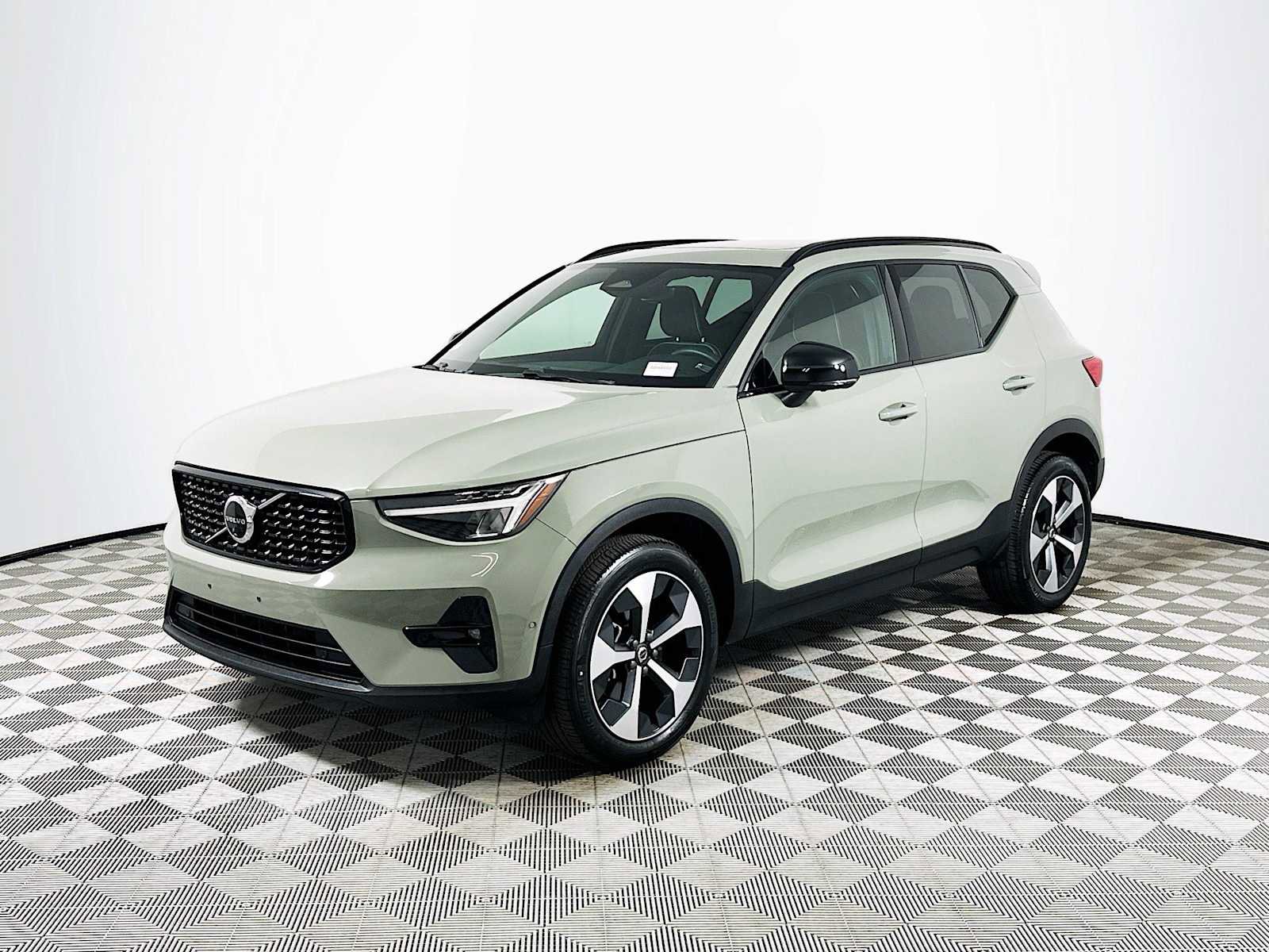 Used 2024 Volvo XC40 B5 Plus w/ Protection Package Premier AWD/4WD image 3