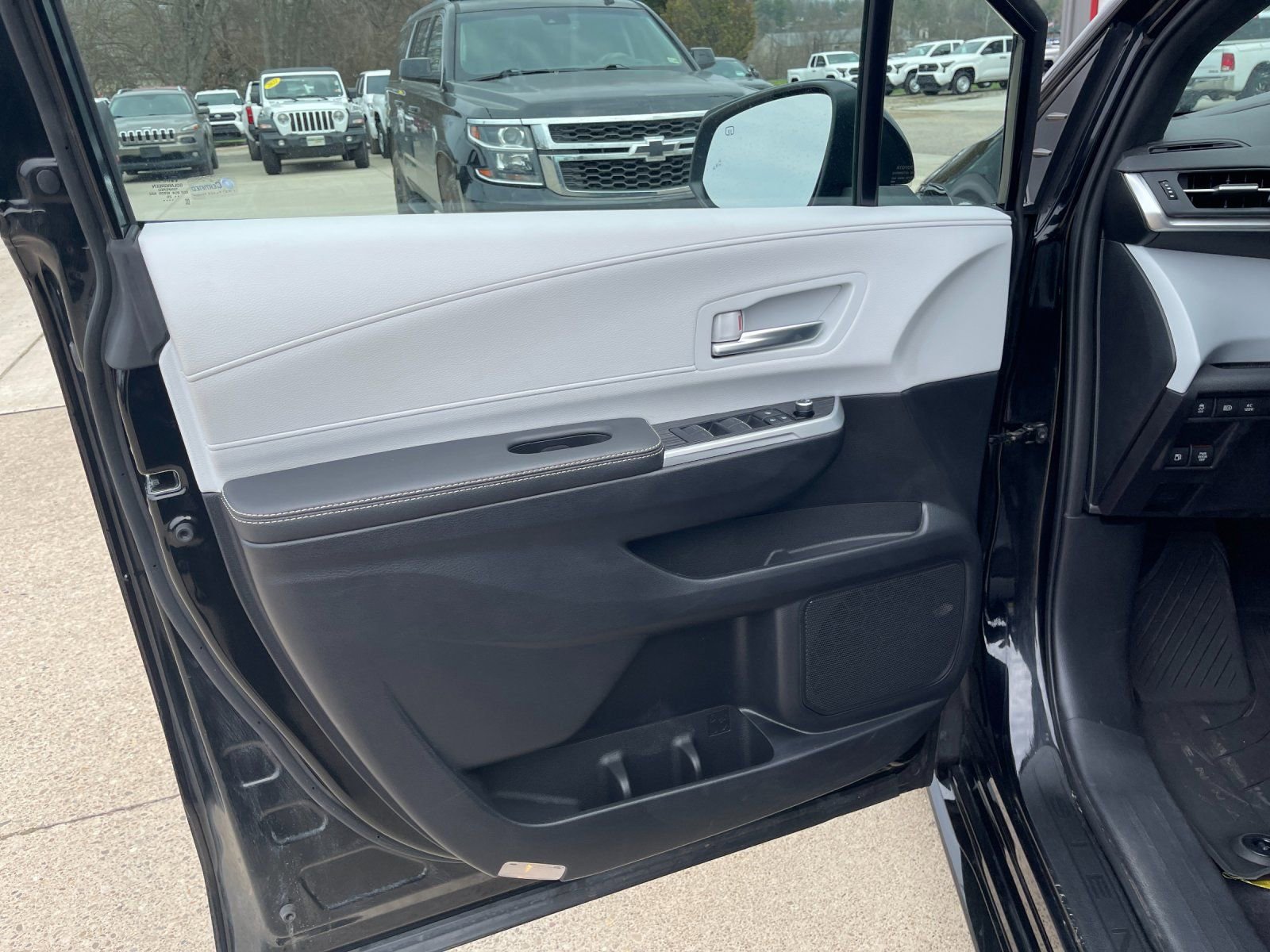 Used 2025 Toyota Sienna XSE w/ XSE Plus Package image 11