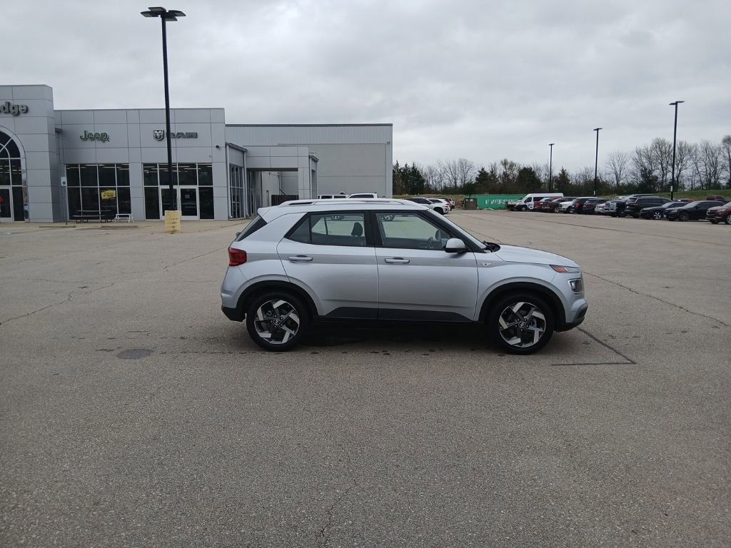 Used 2023 Hyundai Venue SEL image 8