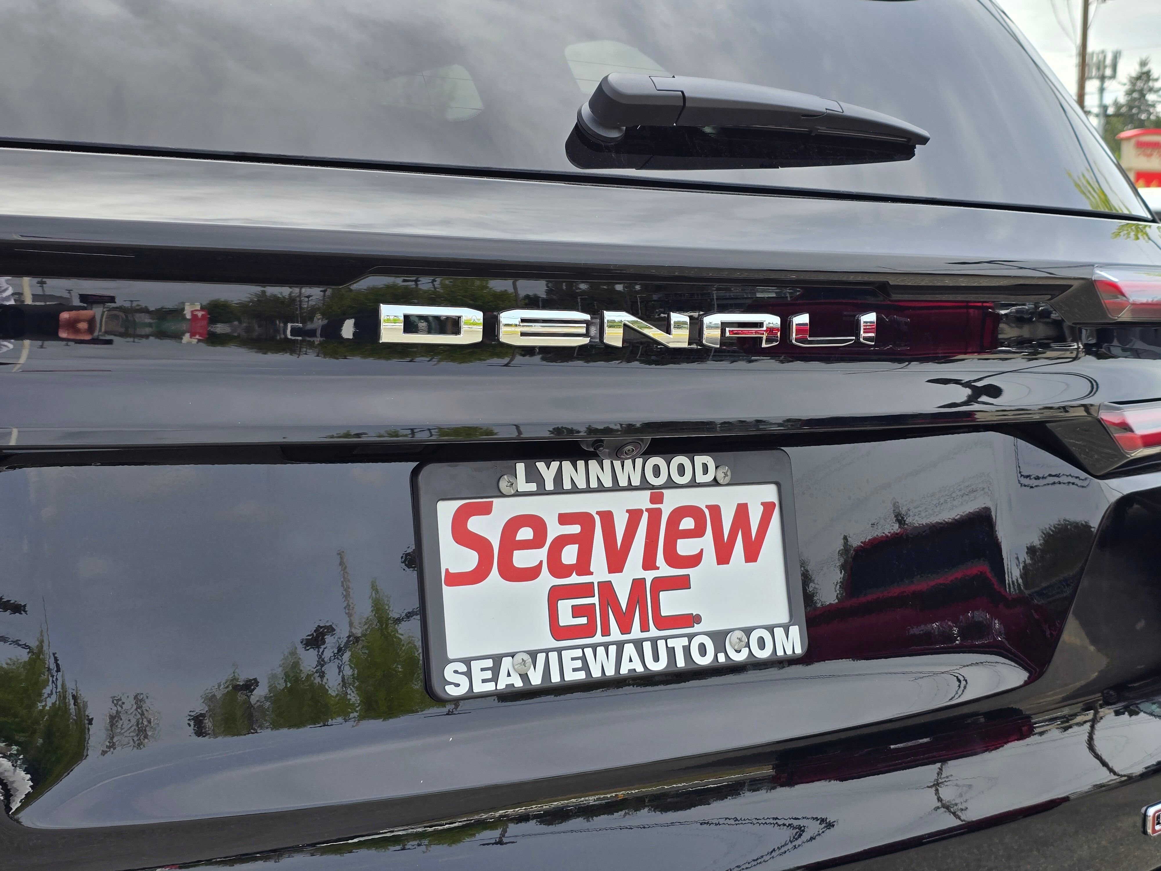 New 2025 GMC Acadia Denali image 15