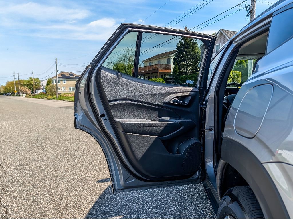 Used 2025 Chevrolet Trax LT w/ LT Convenience Package FWD image 11