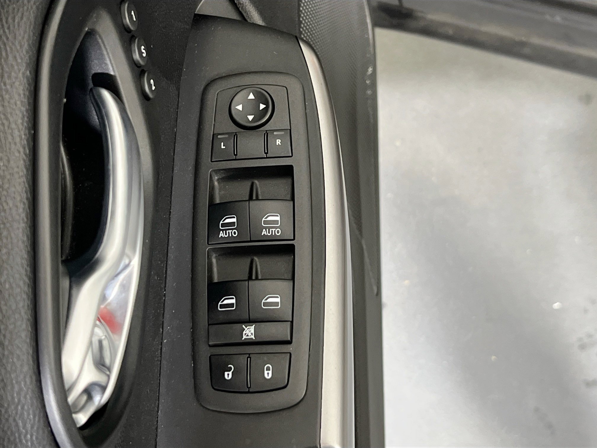 Used 2022 Jeep Cherokee Limited AWD/4WD image 17