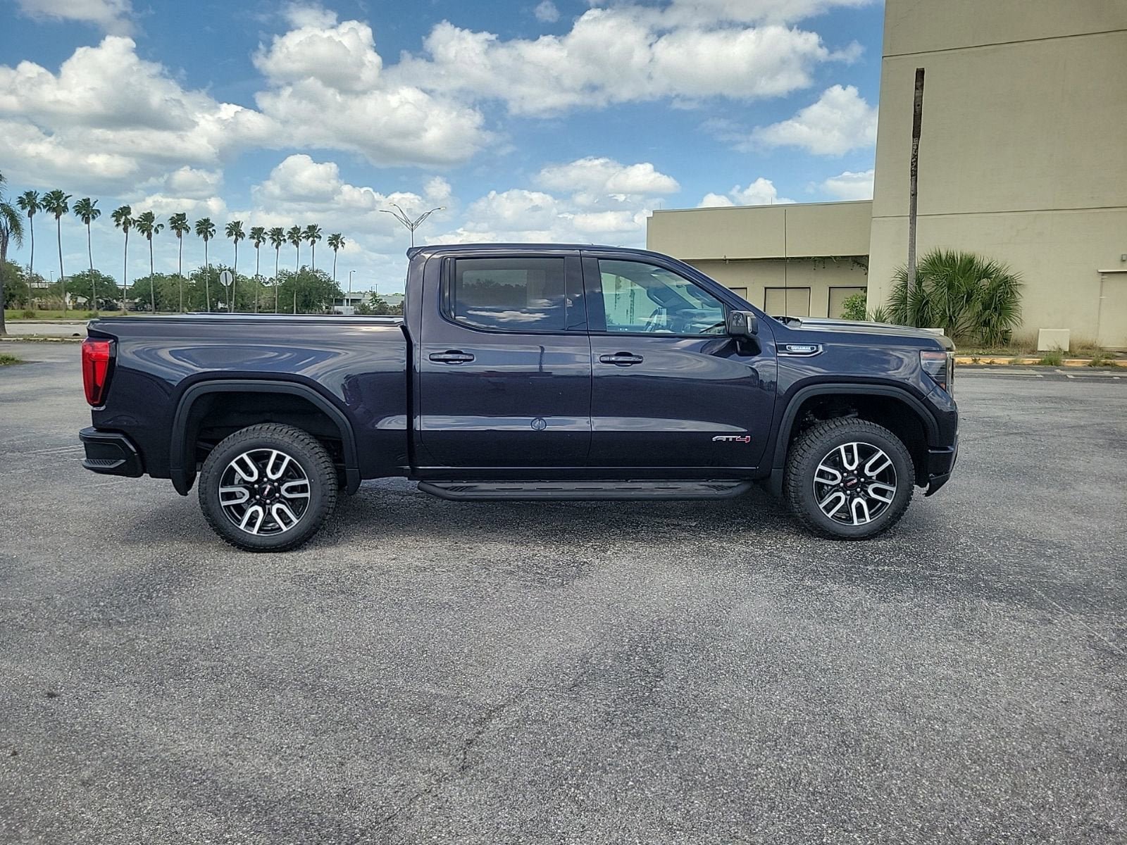 Used 2024 GMC Sierra 1500 AT4 w/ Technology Package AWD/4WD image 6