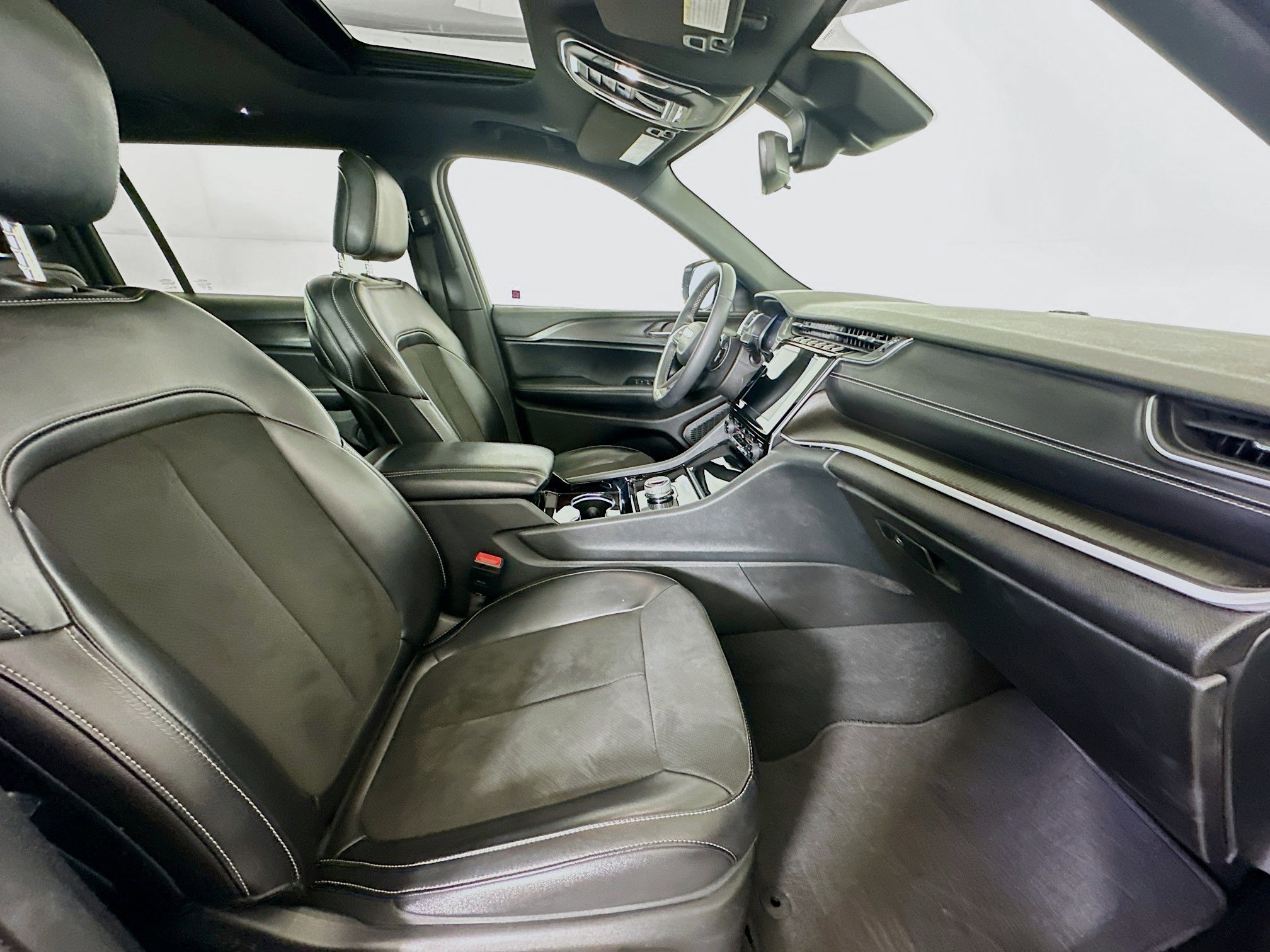 Used 2023 Jeep Grand Cherokee L Laredo image 34