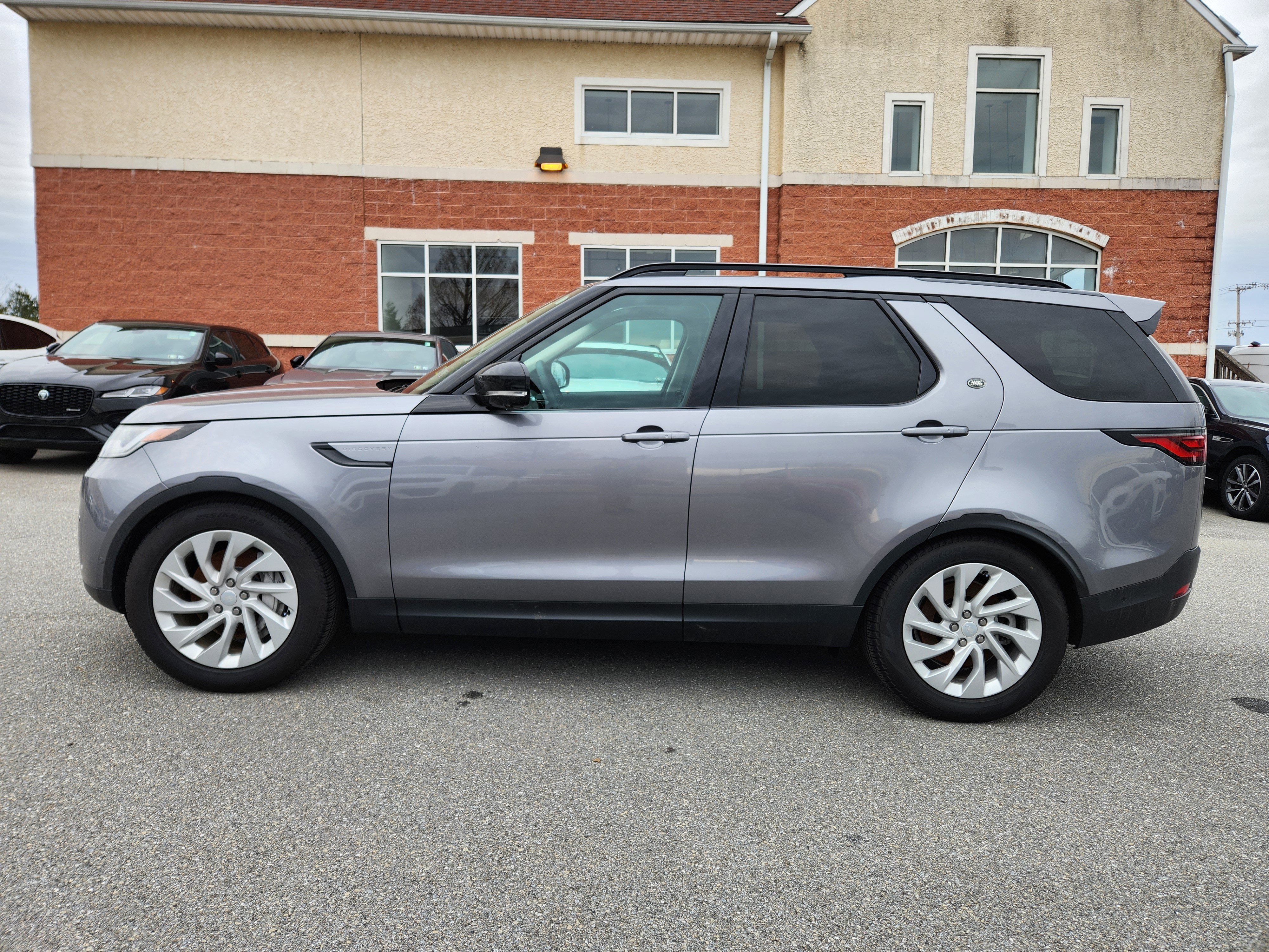 Certified 2024 Land Rover Discovery S image 5