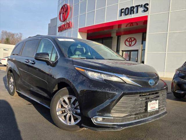 Certified 2022 Toyota Sienna XLE FWD image 1