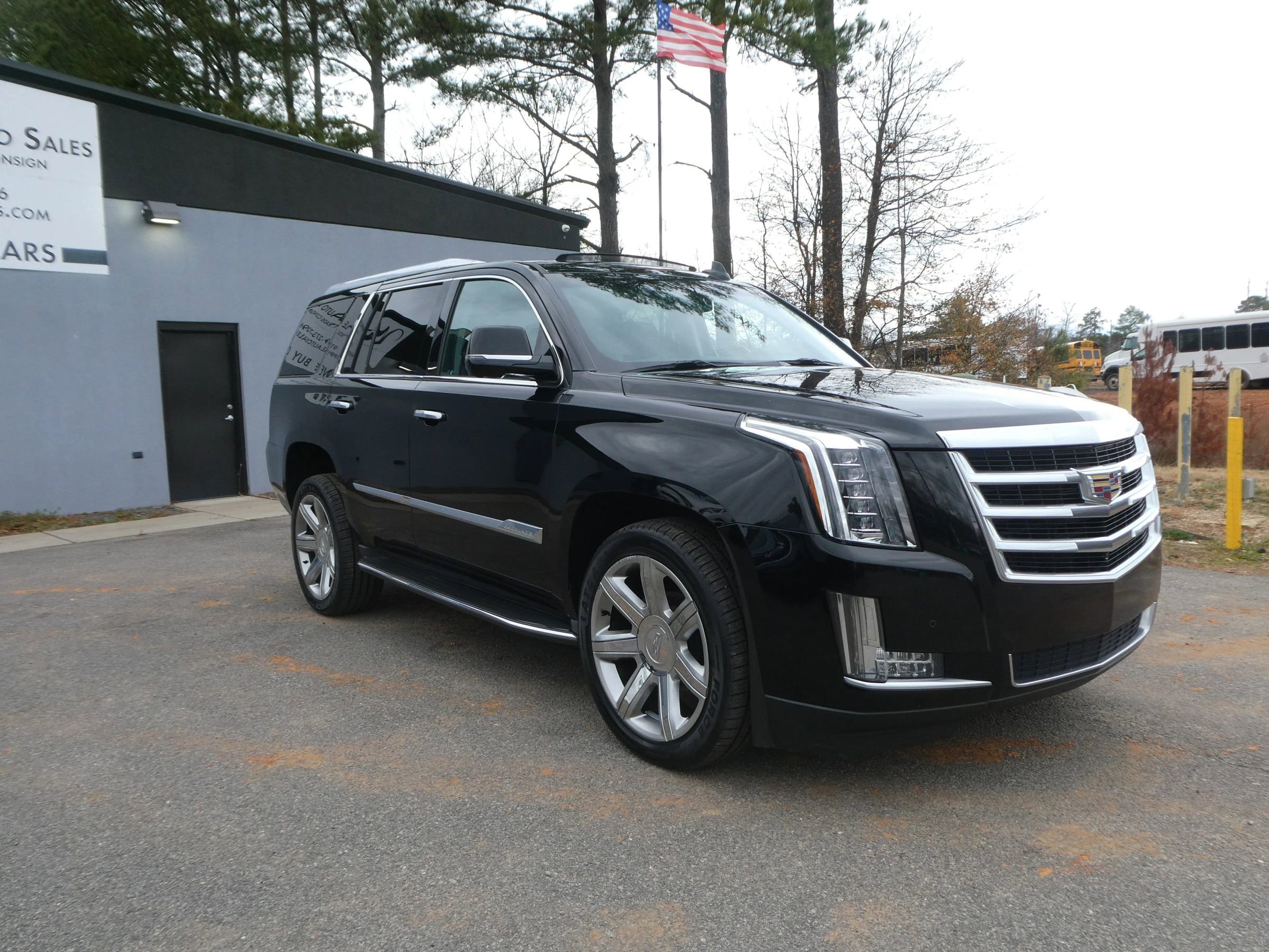 Used 2016 Cadillac Escalade Luxury image 3