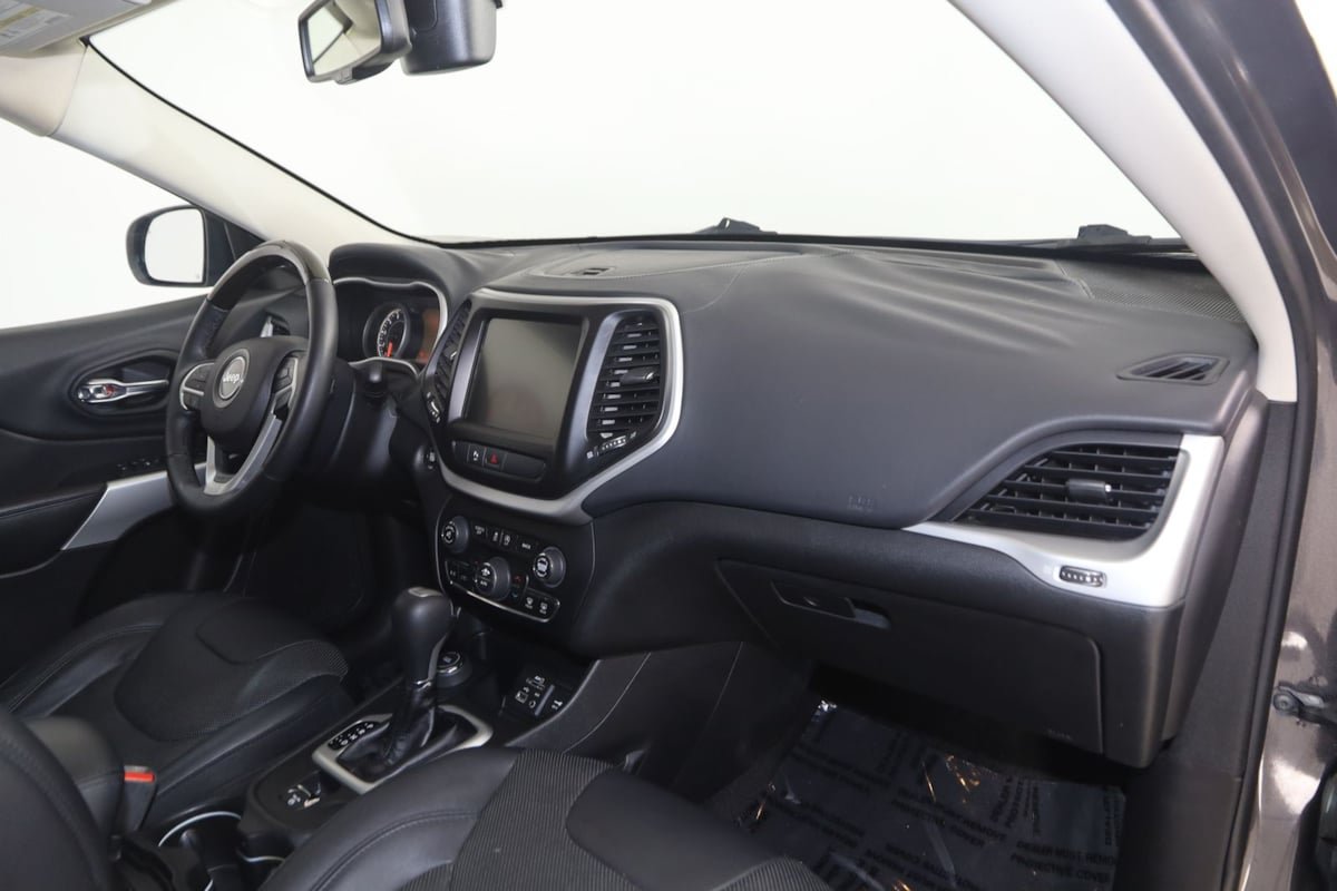 Used 2018 Jeep Cherokee Overland AWD/4WD image 35