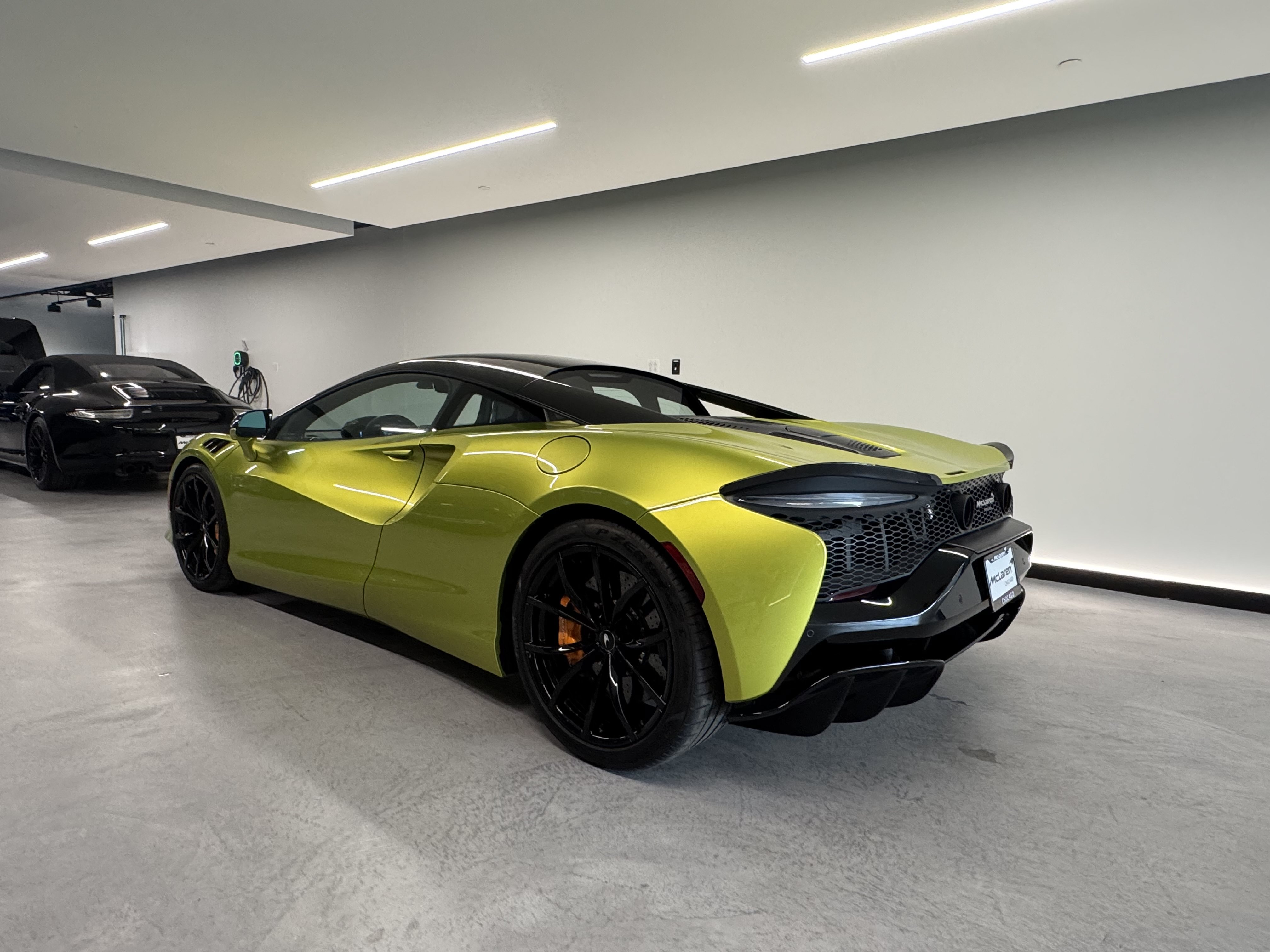 Used 2023 McLaren Artura RWD image 3