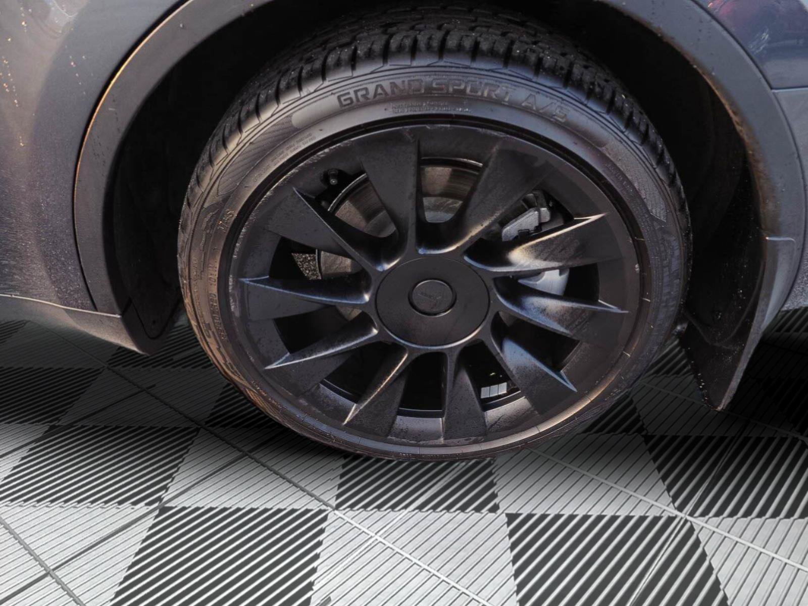 Used 2022 Tesla Model Y Long Range AWD/4WD image 34