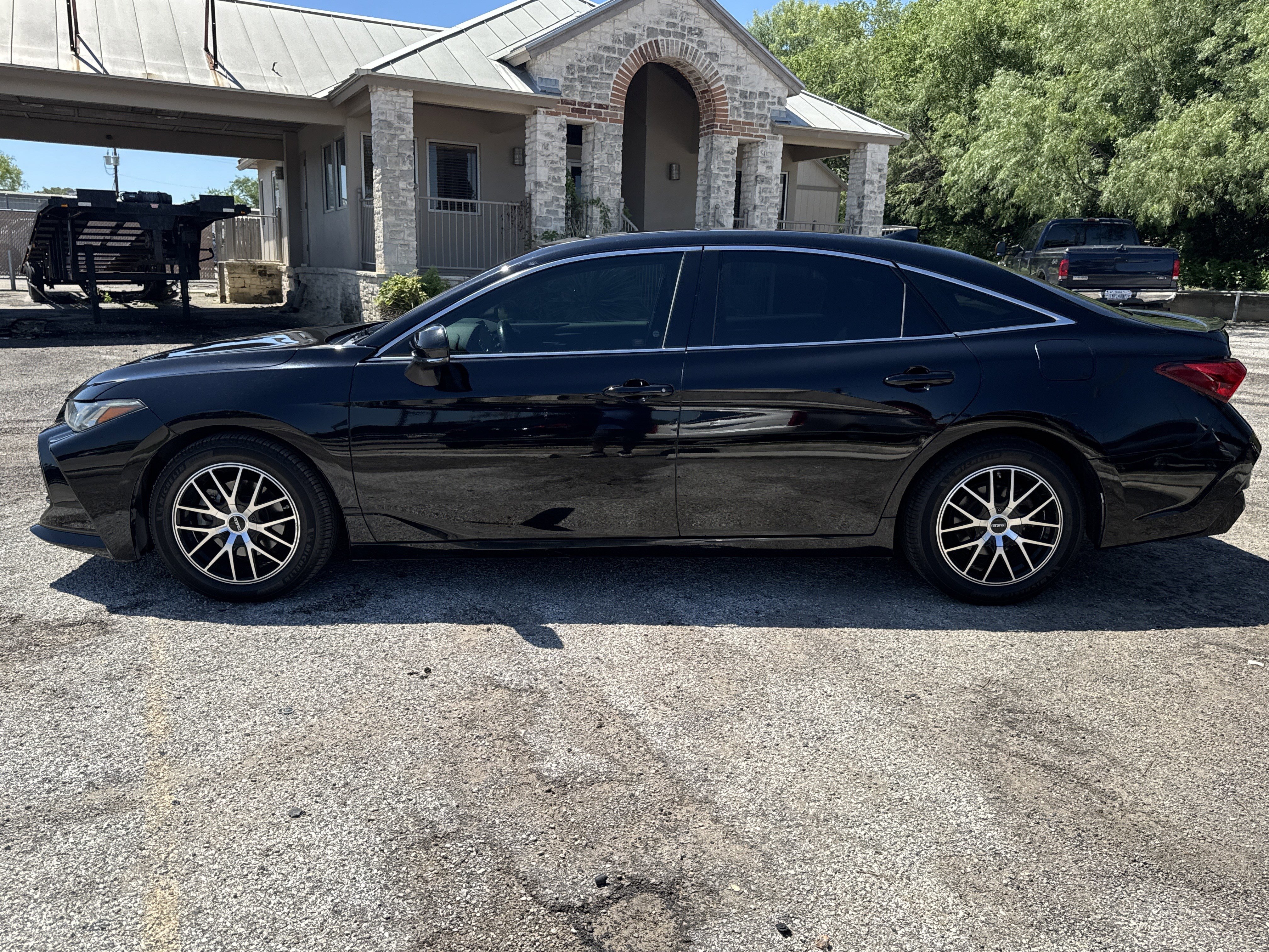Used 2019 Toyota Avalon Touring FWD image 6