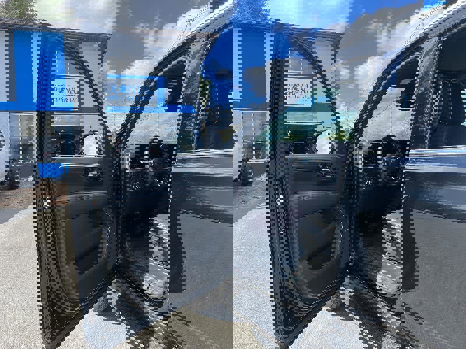 Certified 2025 Chevrolet Suburban Premier w/ Sun And Tow Package image 15