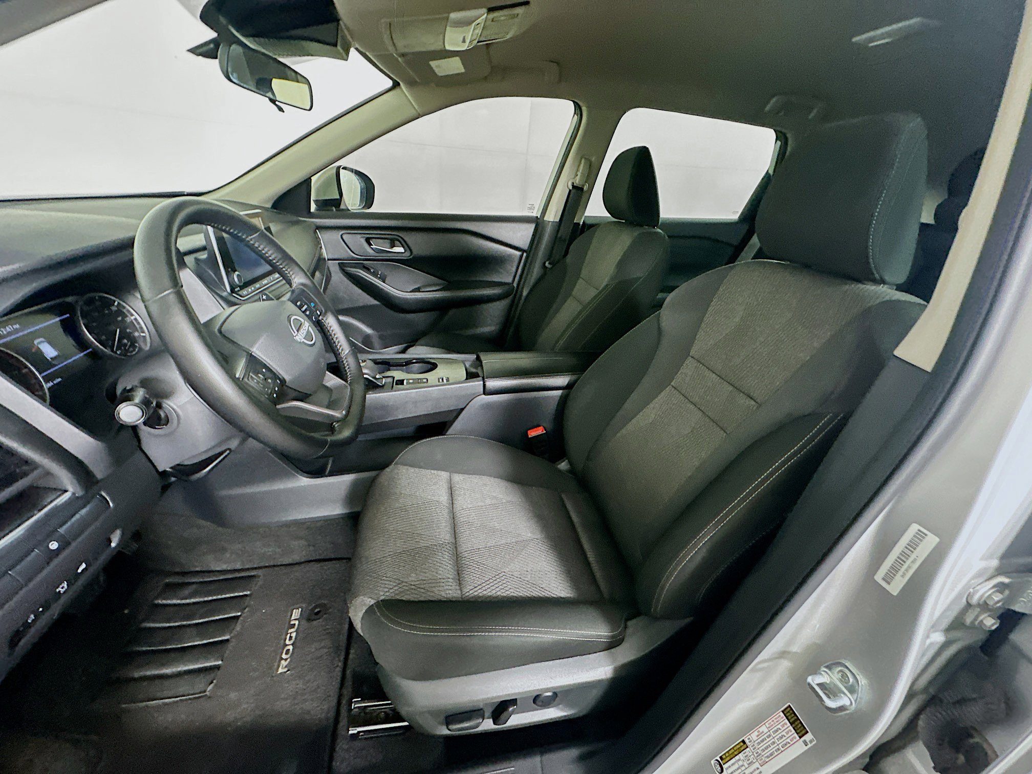 Used 2025 Nissan Rogue SV FWD image 13