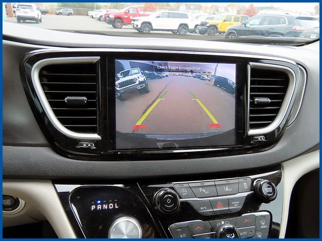 Used 2024 Chrysler Pacifica Touring-L image 17