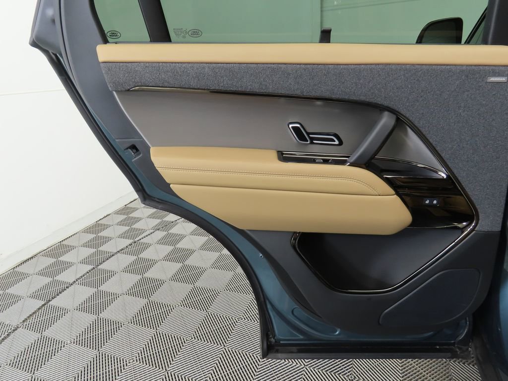 Used 2025 Land Rover Range Rover Sport SE image 23