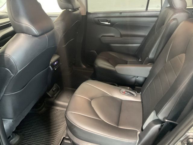 Used 2020 Toyota Highlander XLE AWD/4WD image 19