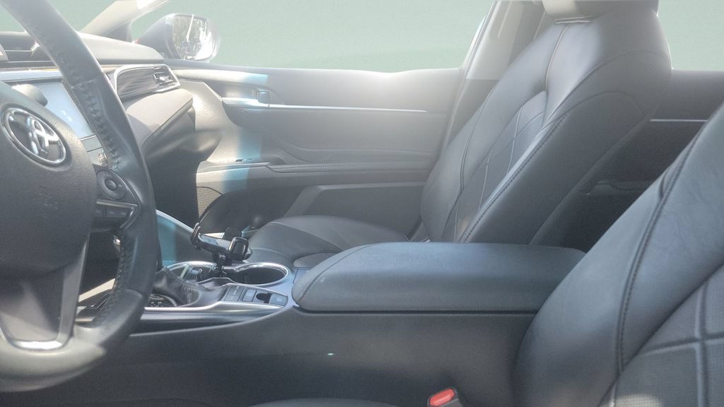 Used 2018 Toyota Camry XLE FWD image 9