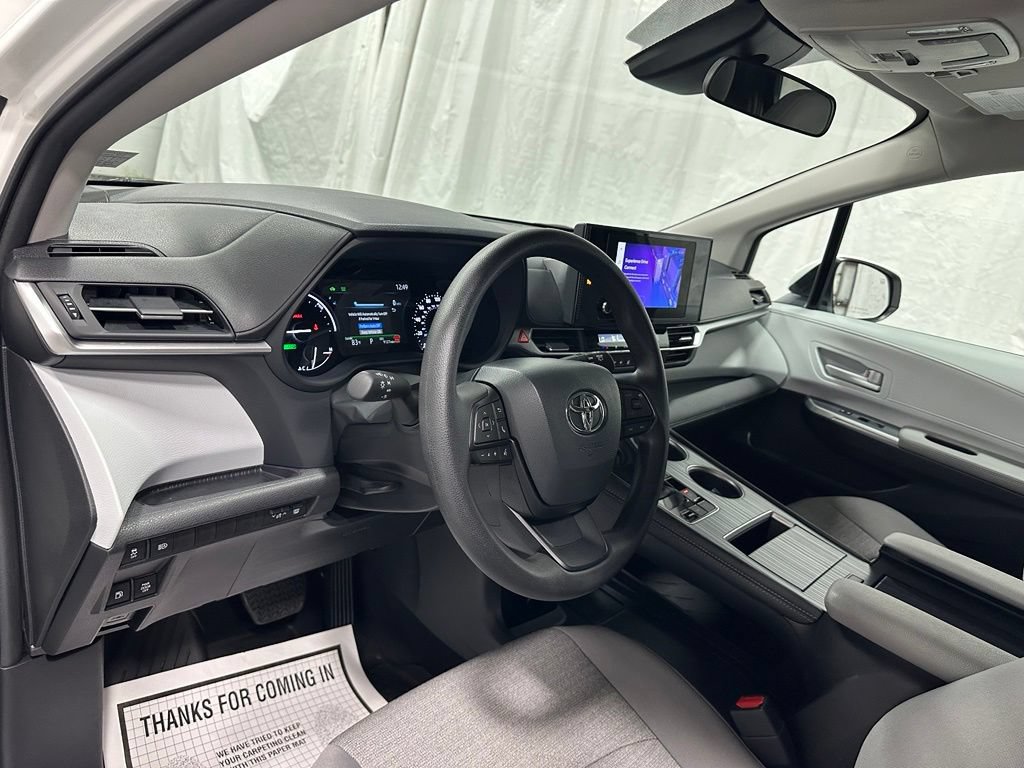 Used 2025 Toyota Sienna LE FWD image 15