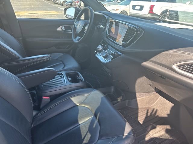 Used 2022 Chrysler Pacifica Touring-L w/ S Appearance Package image 8