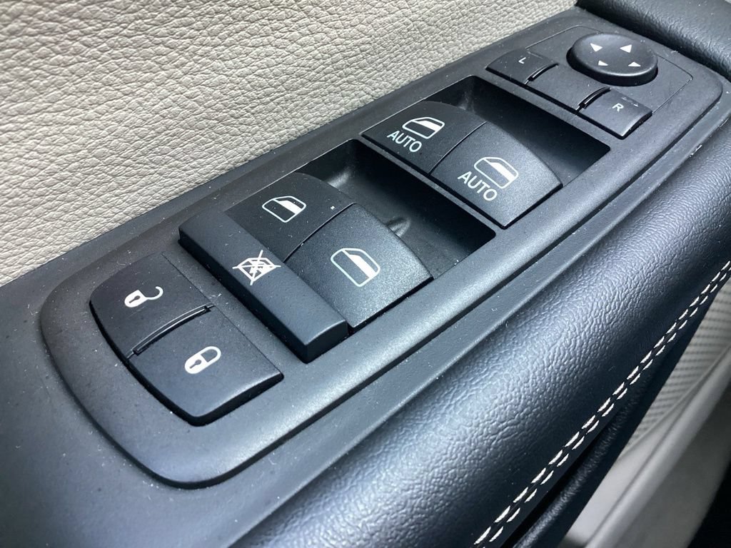 Used 2024 Chrysler Pacifica Touring-L FWD image 24