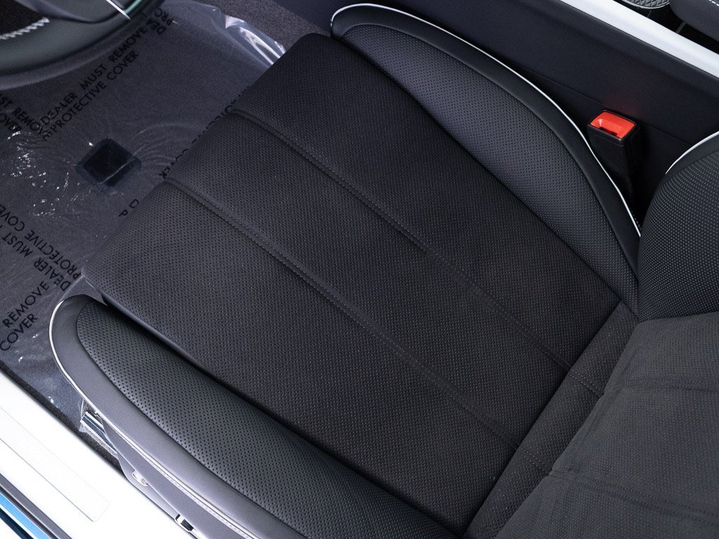 Used 2025 Bentley Bentayga image 18