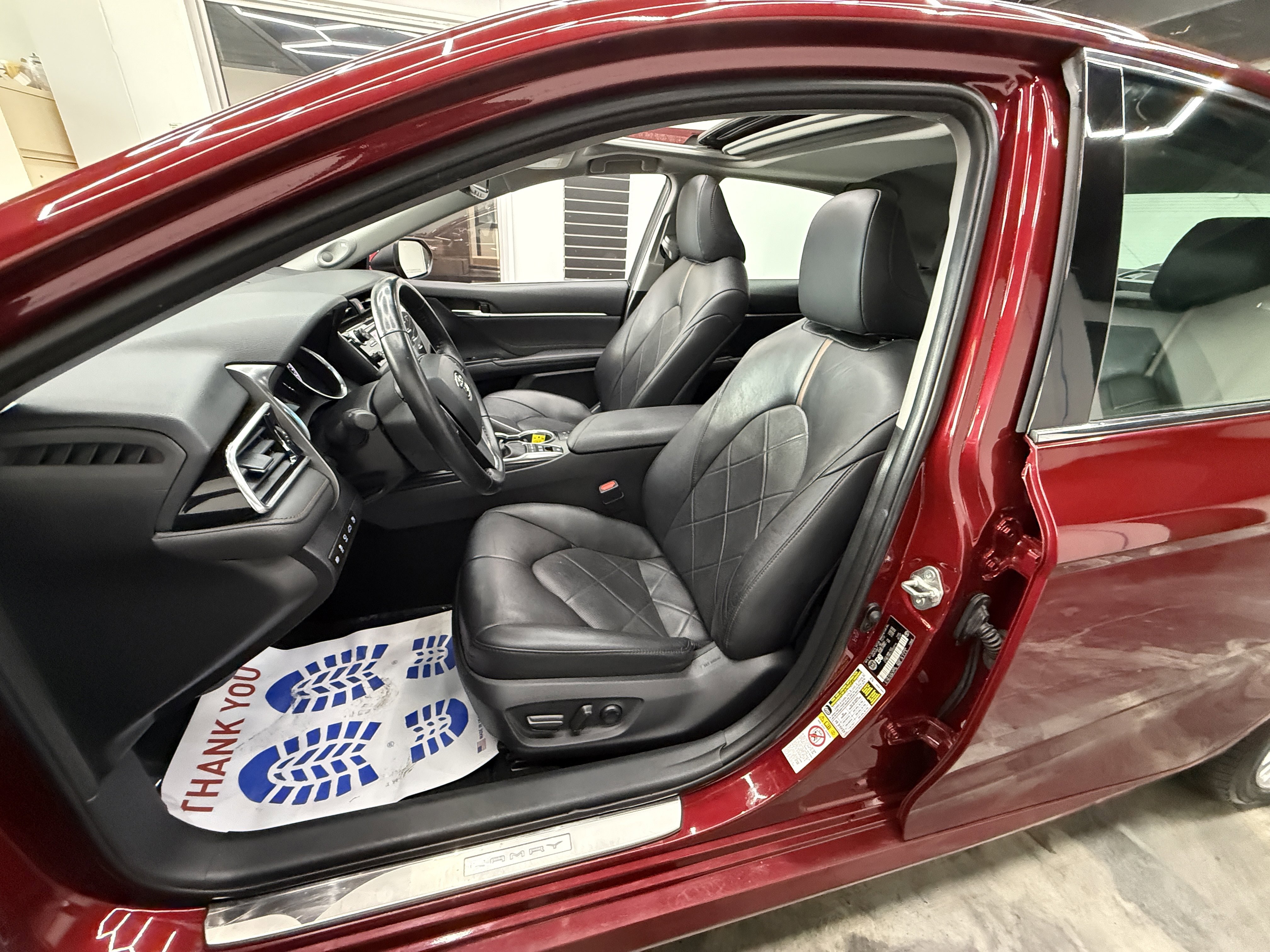 Used 2018 Toyota Camry XLE FWD image 11