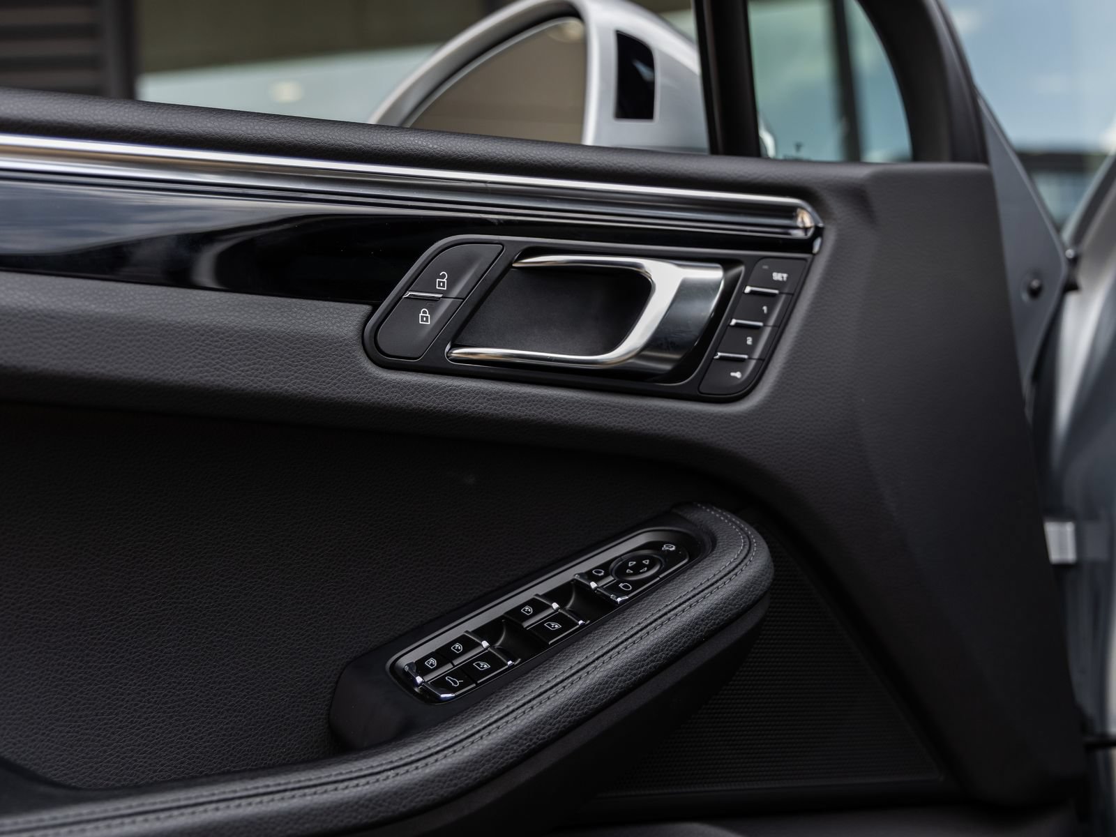 Certified 2026 Porsche Macan AWD/4WD image 23