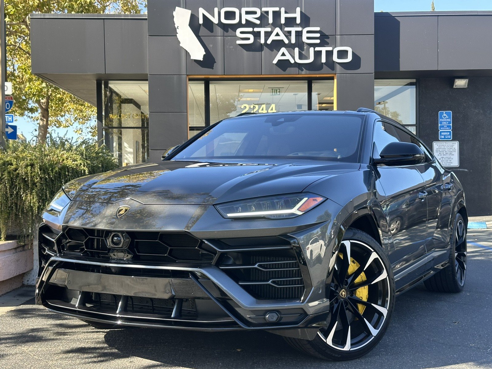 Used 2020 Lamborghini Urus AWD/4WD image 2