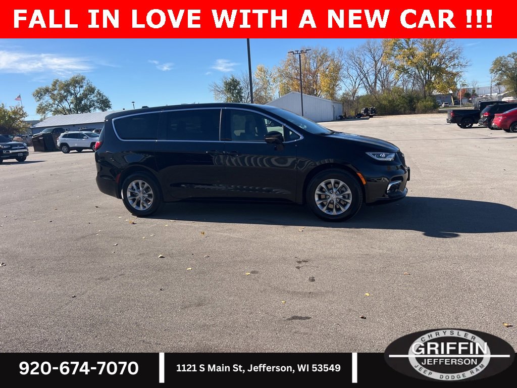 New 2026 Chrysler Pacifica Select image 6