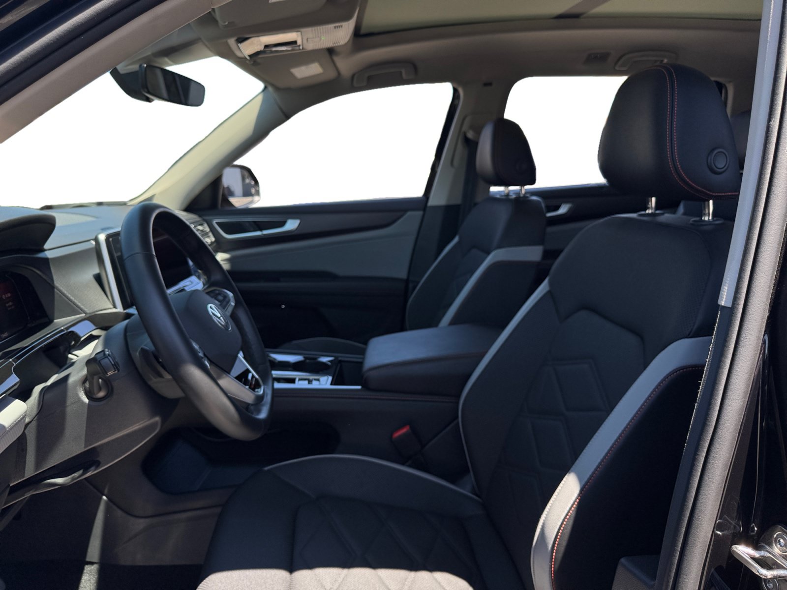 Used 2025 Volkswagen Atlas Peak Edition SE AWD/4WD image 9