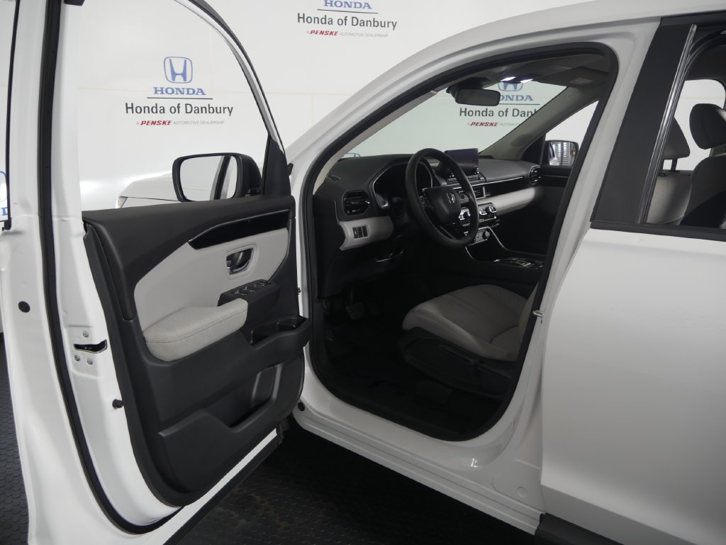 Used 2023 Honda Pilot LX image 10