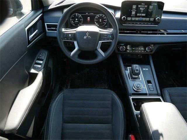 Used 2025 Mitsubishi Outlander SE image 10