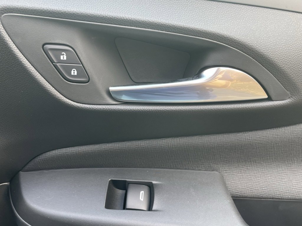 Used 2025 Buick Envista Preferred image 13