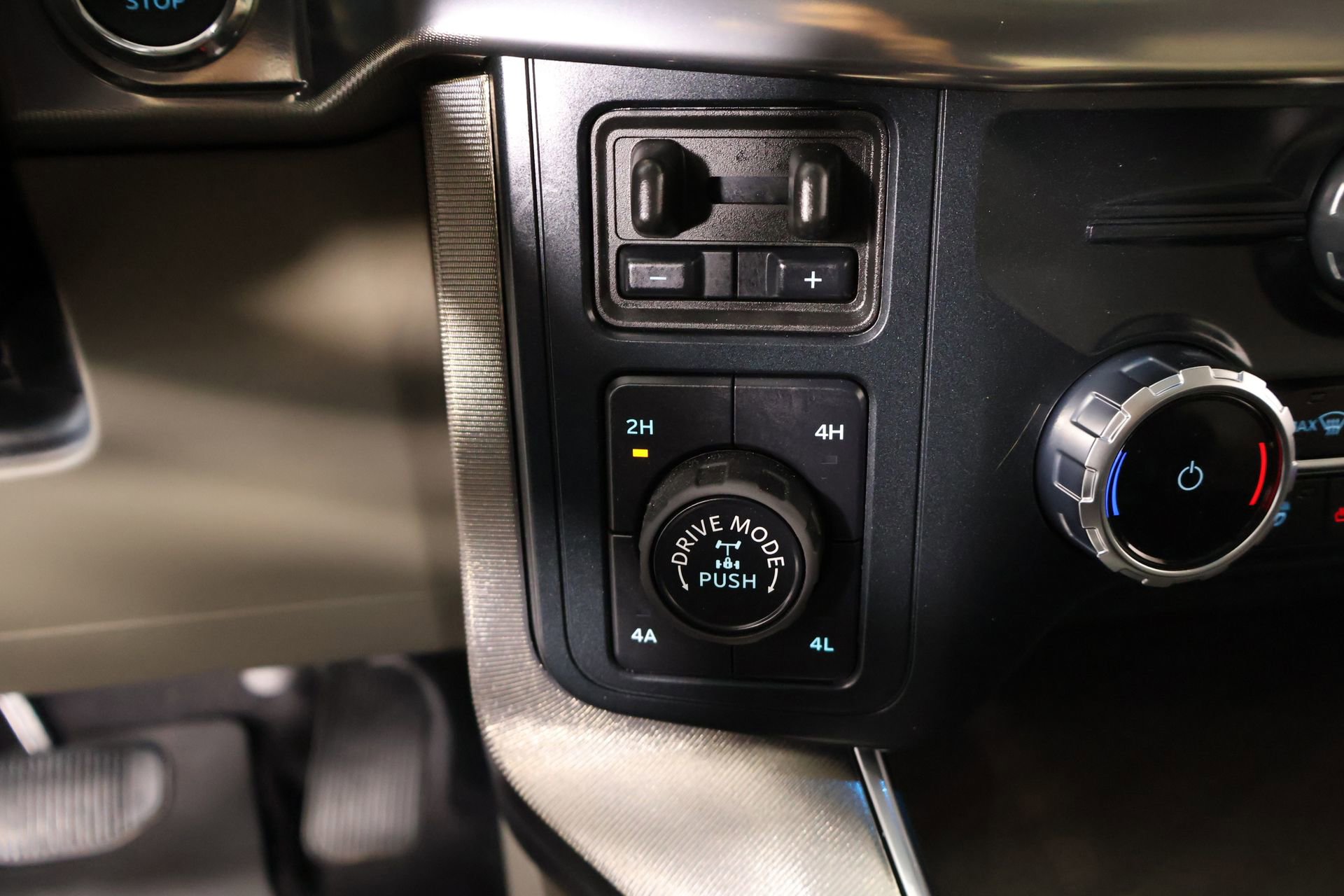 Used 2025 Ford F150 Platinum w/ Equipment Group 703A Plus AWD/4WD image 9