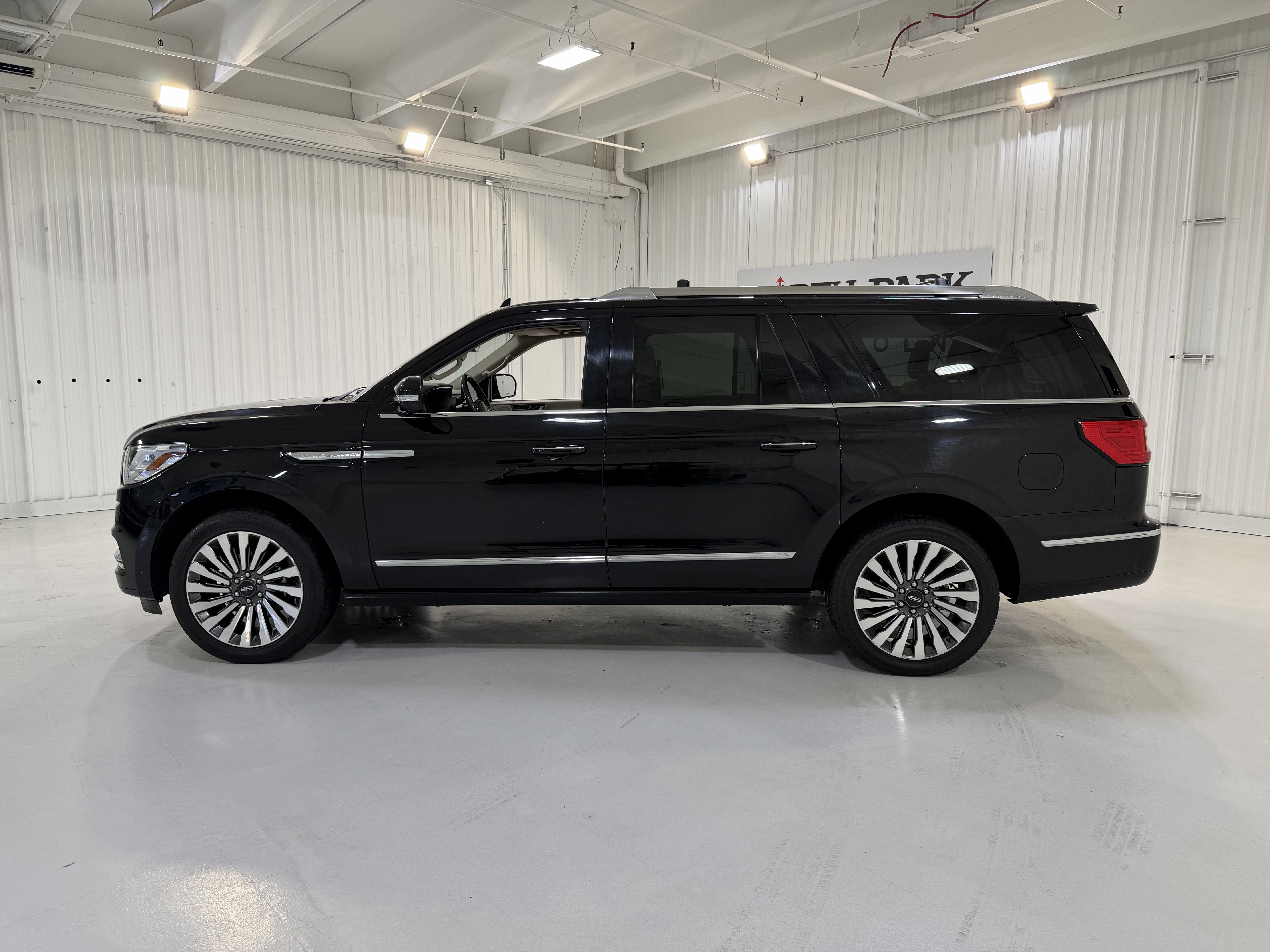 Used 2020 Lincoln Navigator L Reserve w/ Luxury Package RWD image 2