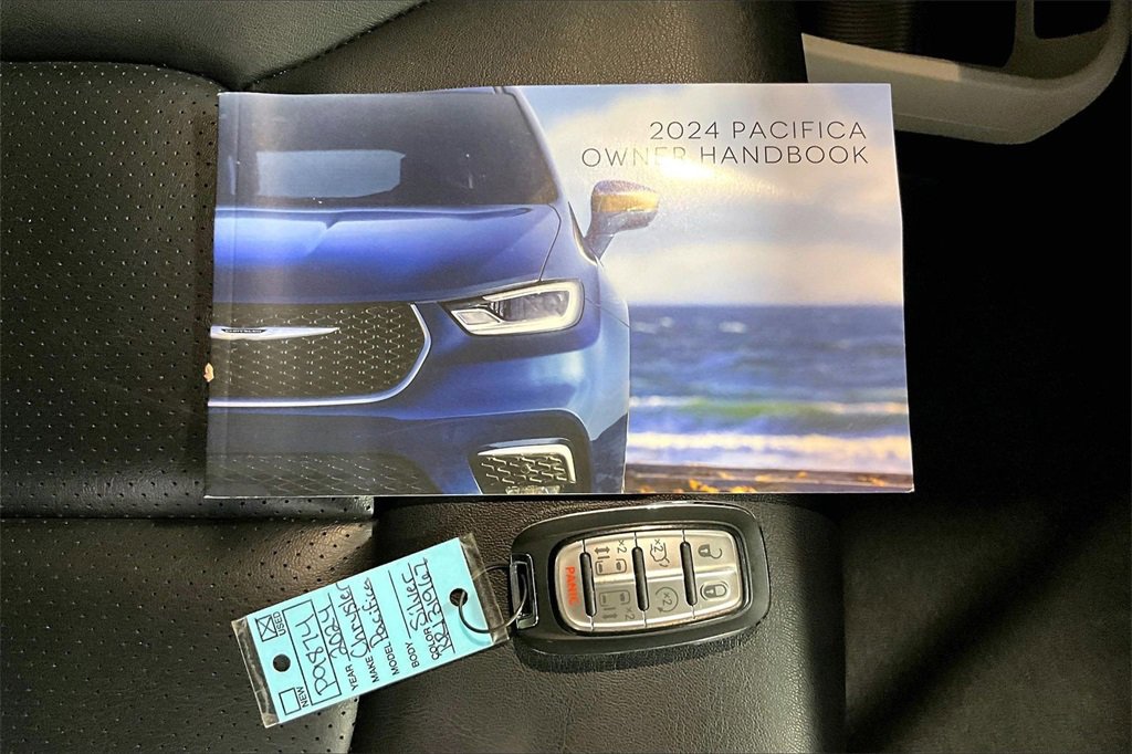 Used 2024 Chrysler Pacifica Touring-L image 34