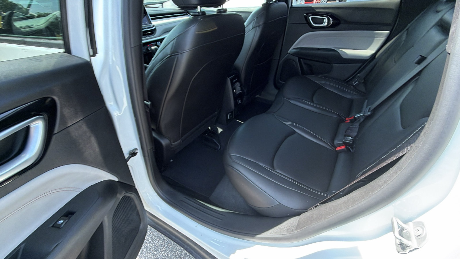 Used 2025 Jeep Compass Limited AWD/4WD image 23